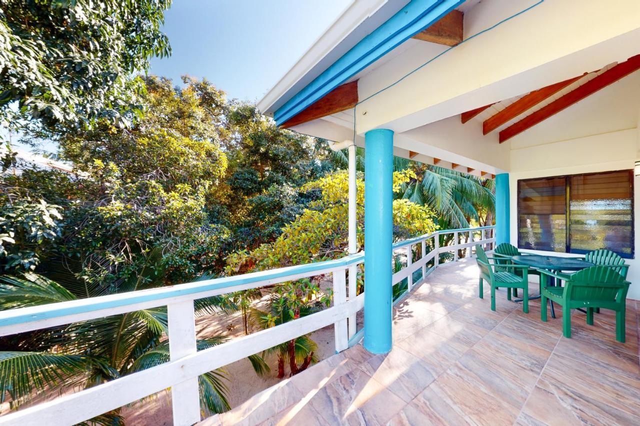 Condo #27 @ Beachside Villas Дангрига Екстериор снимка